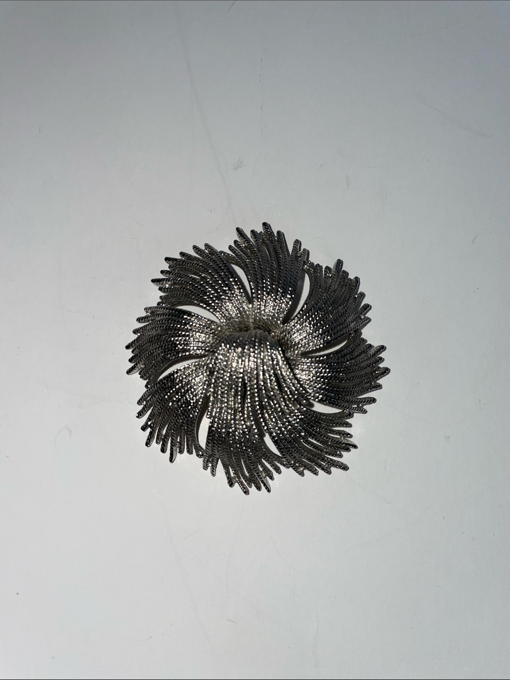 Vintage Monet Stylish Silver Floral Burst Brooch - Picture 1 of 3